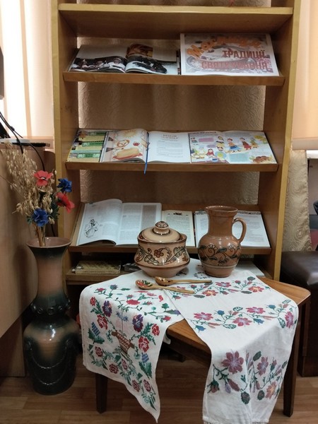 У відділі мистецтв представлено книжково-інформаційну виставку «Масниця: традиції святкування»