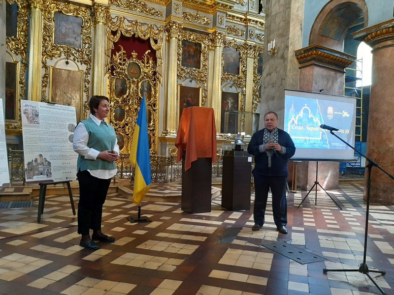 Представники Чернігівської обласної бібліотеки для дітей на презентації виставки «Спас Чернігівський: код 990»
