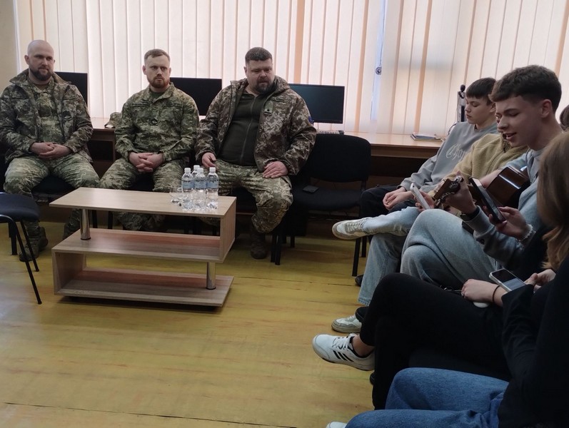 У межах проєкту «Зустрічі поколінь: ветерани розповідають про війну дітям» до закладу завітали військовослужбовці ОК «Північ»